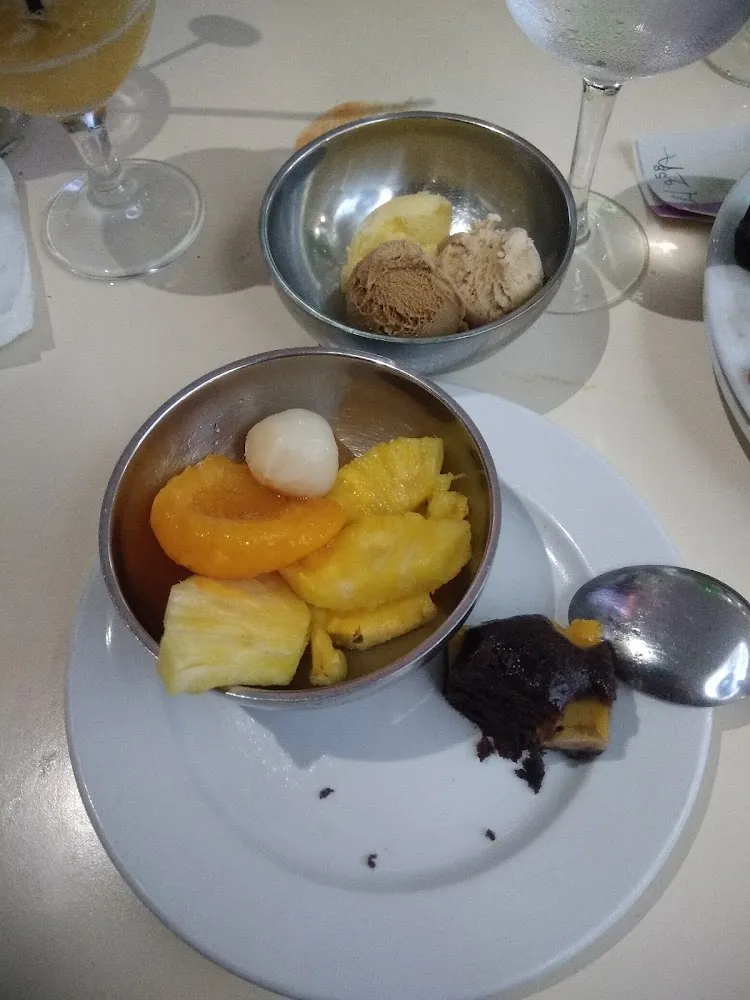 Ananas Abricot Et Litchi Avec Boule de Glace Vanille Et Café