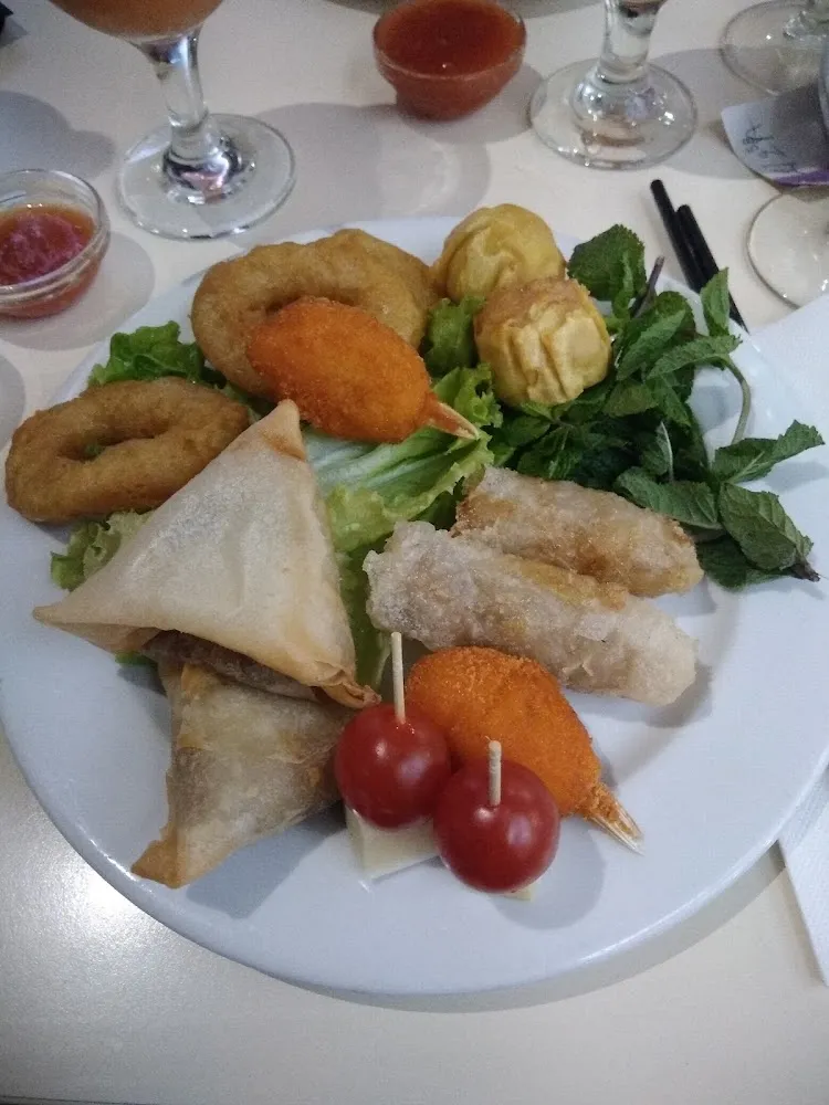Nems Poulet Samosa Bœuf Beignets de Crabe Et Beignets de Calamars Frit