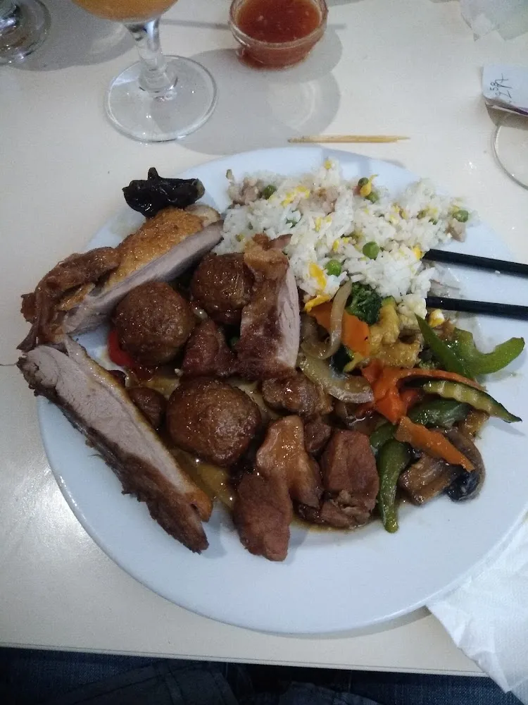 Riz Cantonais Canard Laqué Boulettes de Boeuf Épicé Et Légumes Frit